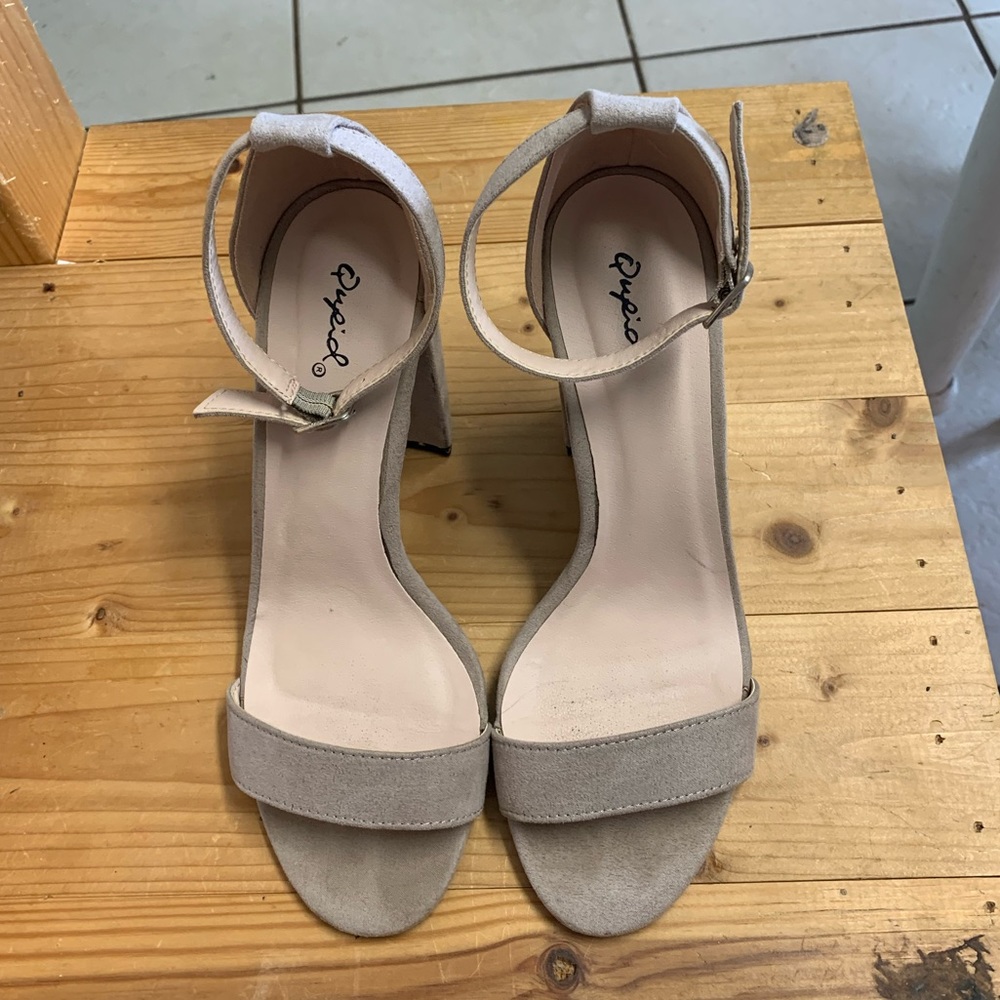 Size 8 Qupid  Cashmere ankle strap block 4” Heels.  In EUC!